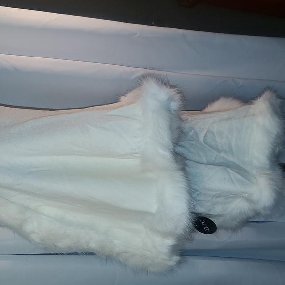 NWT poncho with faux fur detail 😍 - Picture 5 of 6